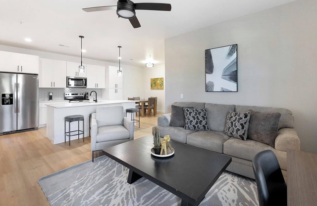 Landing | Beautiful 2BD, Clubhouse, Pool