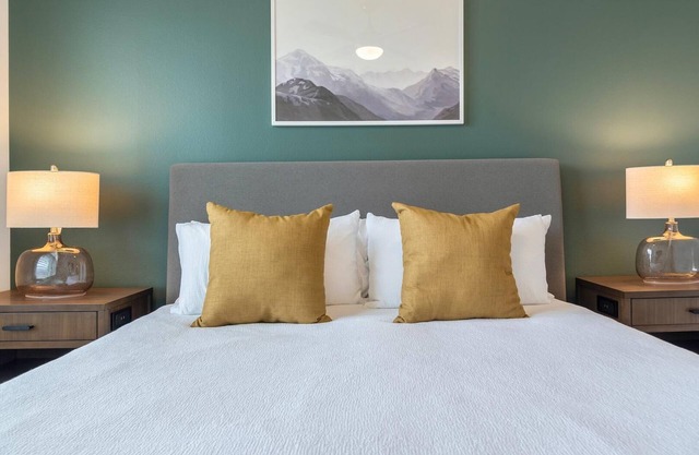 Landing | Chic 2BD, Clubhouse