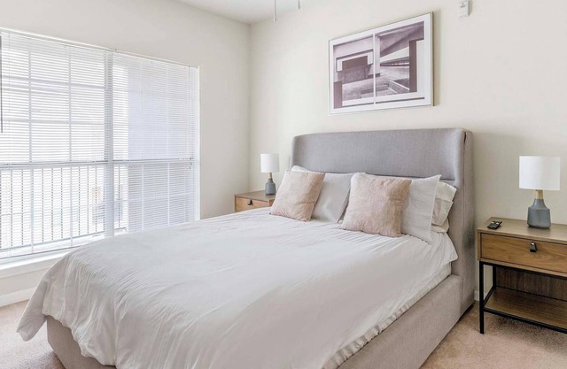 Landing | Chic 2BD, Gym, Pool