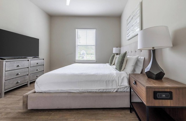 Landing | Chic 2BD, Pool, Clubhouse