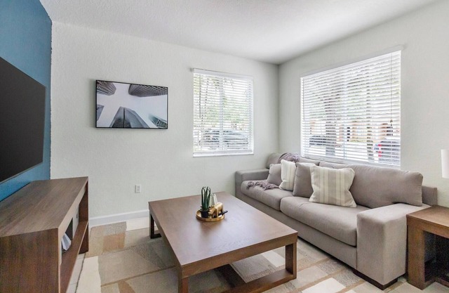Landing | Chic 3BD, Pool