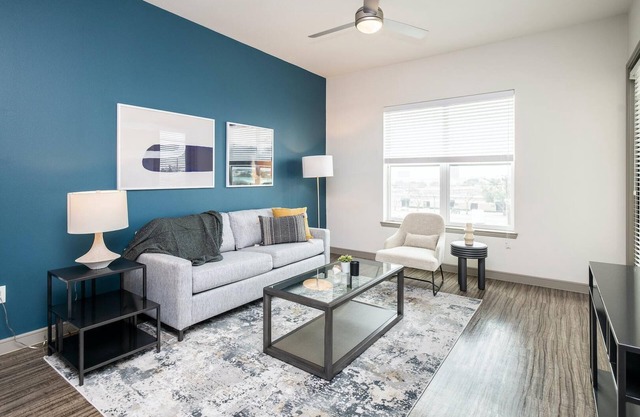 Landing | Chic 3BD, Pool