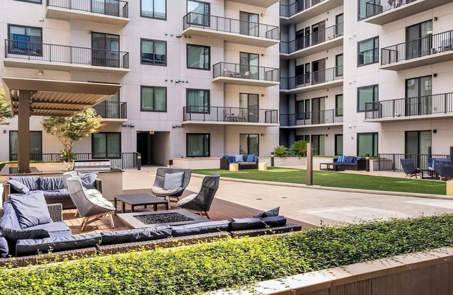 Landing | Modern 1BD, Gym, Tennis Court