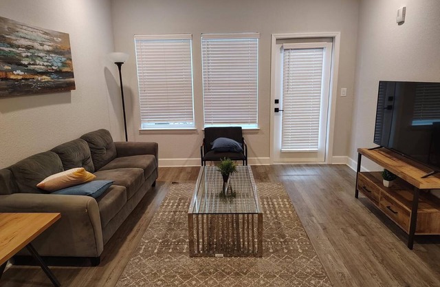 Landing | Modern 1BD, Pool, Gym