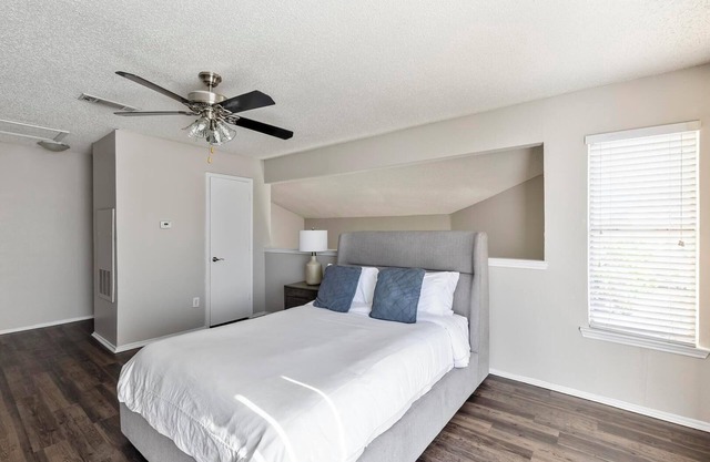 Landing | Spectacular 1BD, Gym, Courtyard