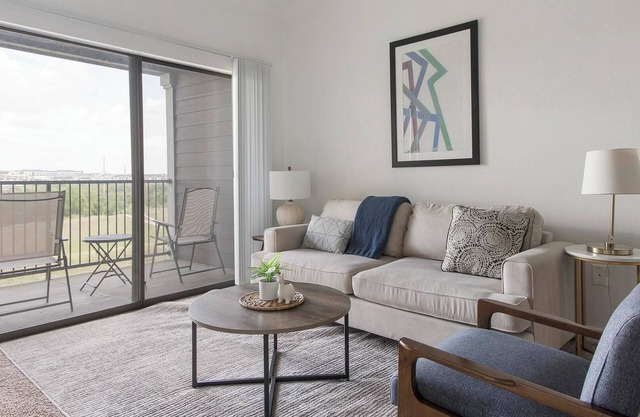Landing | Spectacular 2BD, Pool, Gym