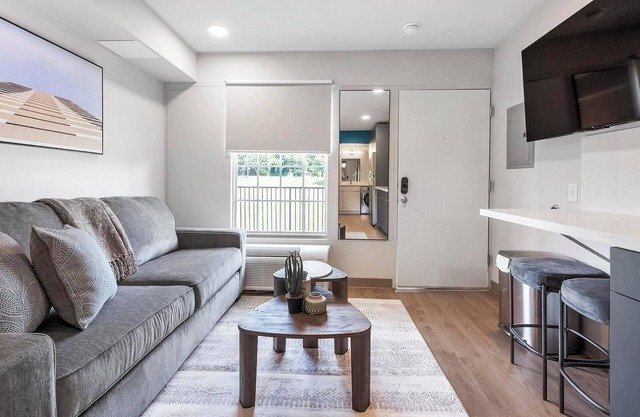 Landing | Spectacular Studio in Downtown Hermitage
