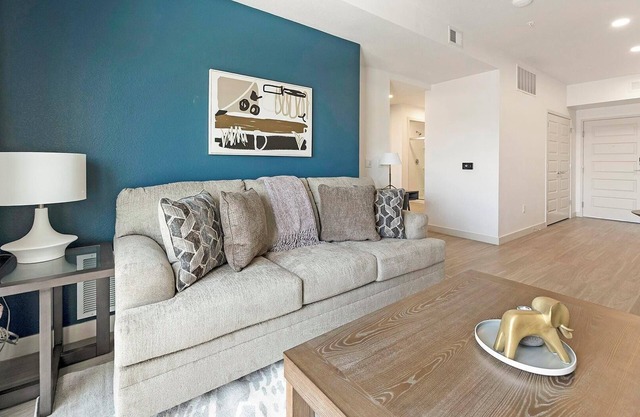 Landing | Stunning 1BD, Gym, Pool