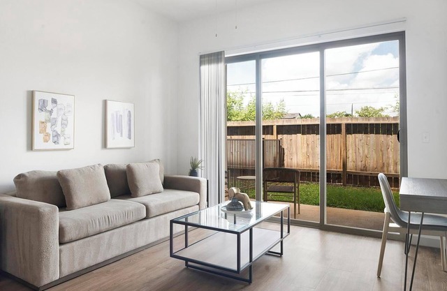 Landing | Stunning 1BD, Gym, Pool