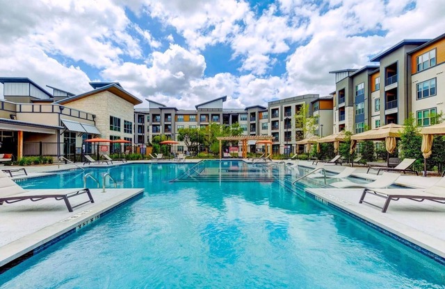 Landing | Stunning 2BD, Courtyard, Game Room