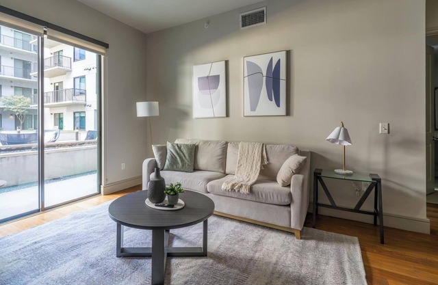 Landing | Stylish 1BD, Tennis Court, Gym