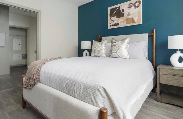 Landing | Stylish 2BD, Pool, Clubhouse