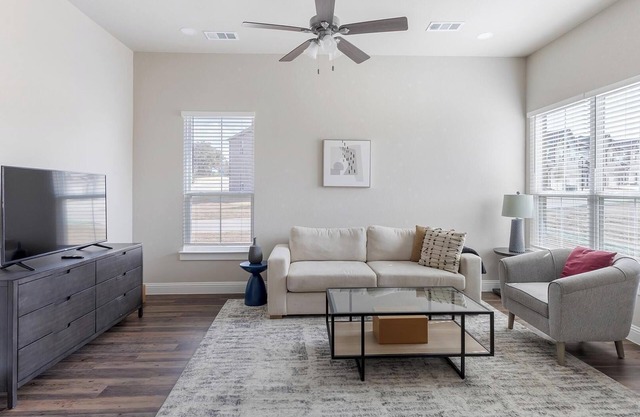Landing | Stylish 3BD in Weatherford