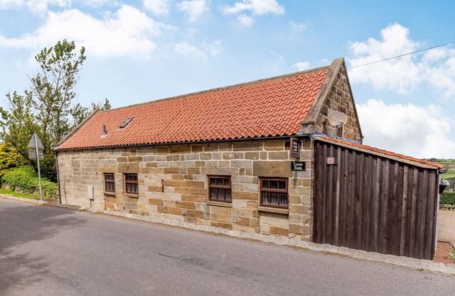 LANES BARN, family friendly, character holiday cottage in Glaisdale