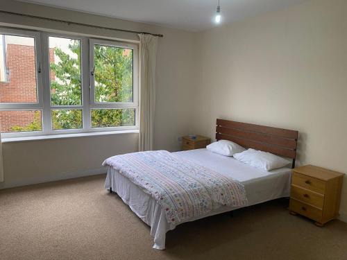 Langham Lake House Milton Keynes - ideal for couples, solo travellers, families