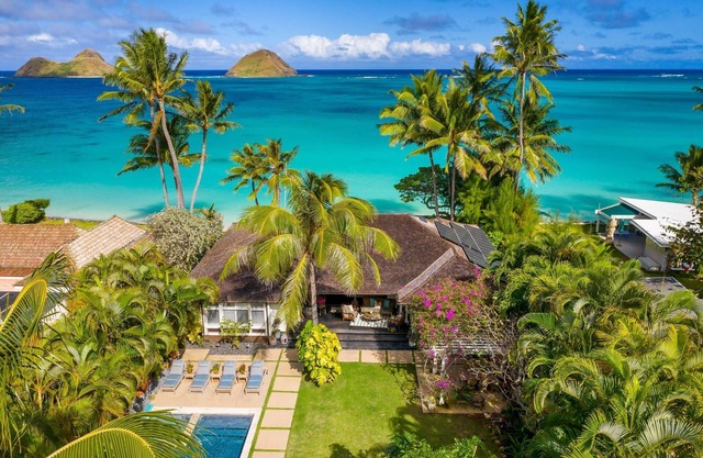 Lanikai 5 star LUXURY PRIVATE OCEANFRONT, steps into the sea, pool, spa!