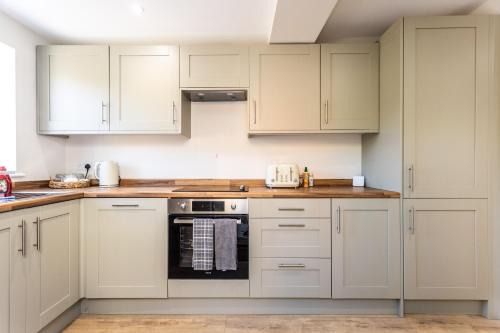 Lansdown House Long Stays Free parking and Wi-Fi