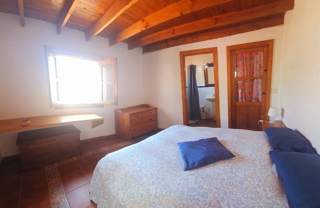 LANZAROTE: Spacious room with private bathroom in a terrera house