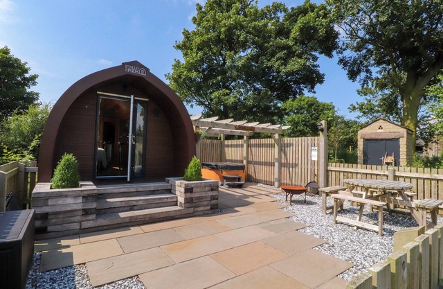 LAPWING LODGE, romantic, with hot tub in Lancaster