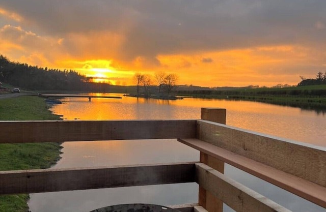 Larch Lodge - Idyllically situated Lakeside & private hot tub fishing riding
