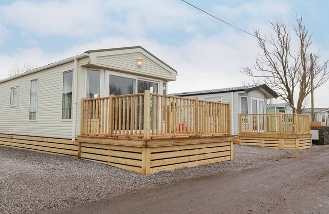 LARENZO, pet friendly, country holiday cottage in Warton, Lancashire