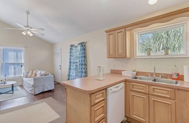 Large 1 BR carriage house in historic SPR