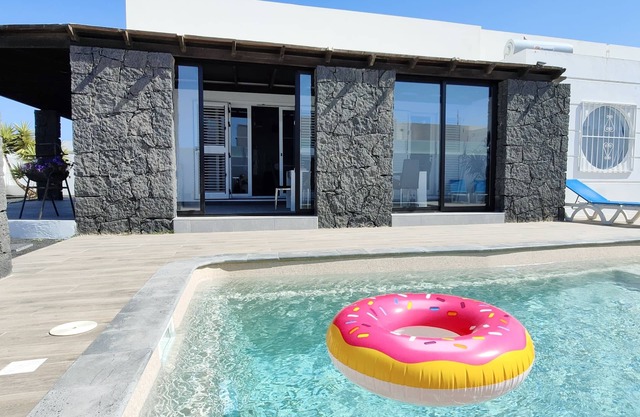 Large 15 ppl. villa with garden and heated pool near the center of Playa Blanca