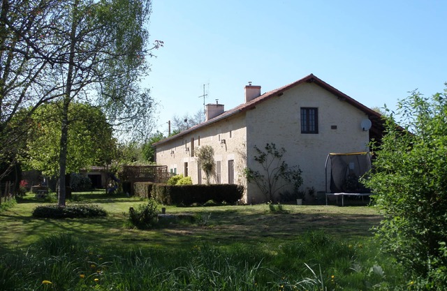 Large 1850’s Charentais farmhouse with swimming pool 400 metres from Monkey Park