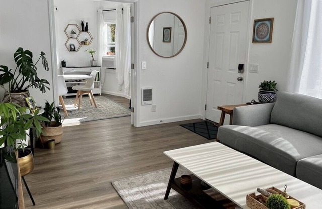 Large 1BD/1BA Private Cottage. Great Location - Walk to everything!