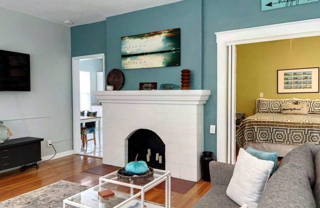 Large 1br Apartment Downtown w/parking