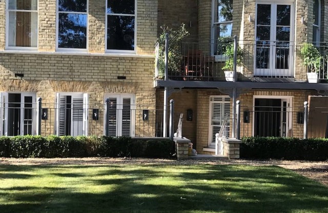 Large 2 bed Apartment with large outdoor space and BBQ area