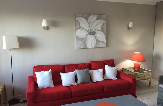 Large 2 bedroom standing air conditioned seafront LINEN SUPPLIED/BED DONE