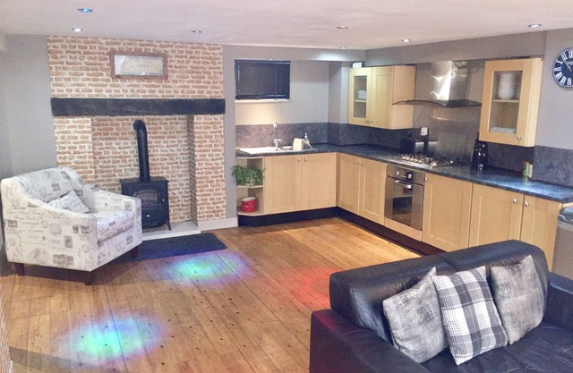 Large 2-Bed House Derbyshire off Chatsworth rd