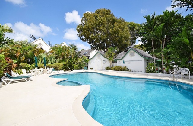 Large 2-bed townhouse with shared pool