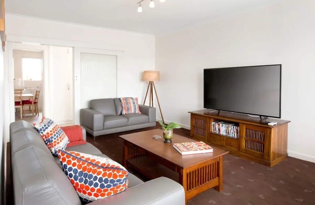 Large 2 bedroom apartment - near Monash University Caulfield
