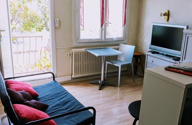 Large 2-bedroom apartment in a detached villa in a quiet neighbourhood