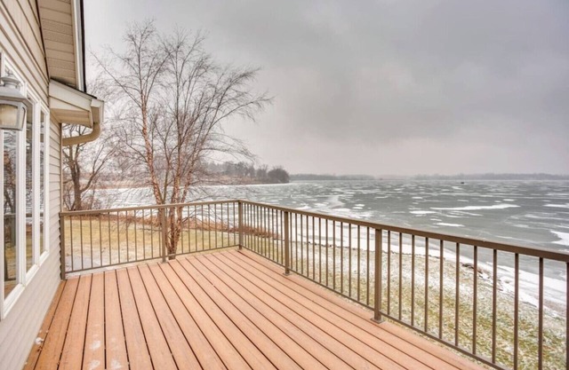 Large 2 bedroom on the water!