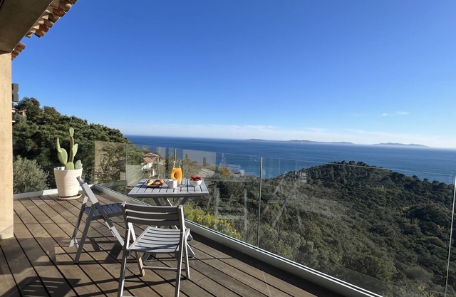 Large 2-room apartment with panoramic sea view