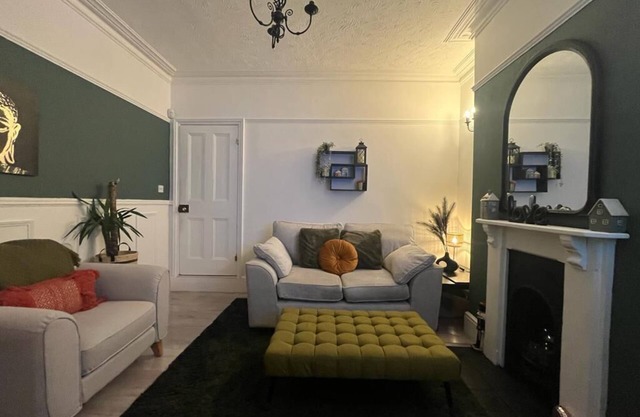Large 3 Bed House, 2 Bathrooms. For workers, couples & families. n