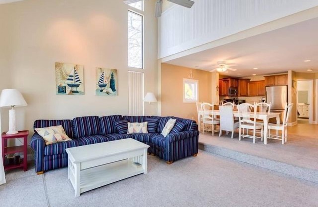 Large 3 Floor Townhouse - 4 Bedrooms, Family Room, Lower Level Den Plus 6 TVs.