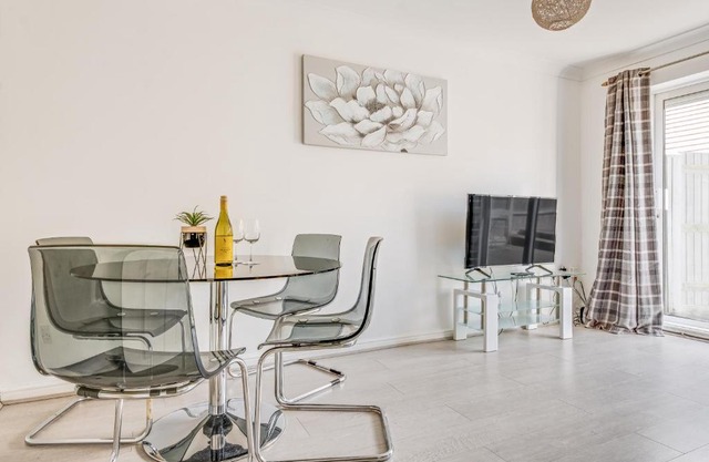 Large 4 bed with free parking close to town centre fast WiFi and crisp hotel standard linen hosted by Our Home Short Stays