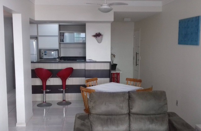Large 4 bedroom apartment 5min from the beach