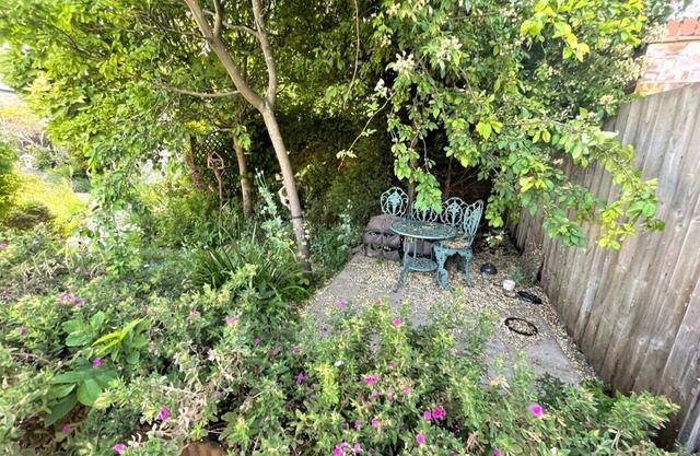 LARGE 4 bedroom Home with Garden and Free Parking