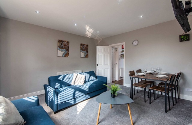 Large 4-Bedroom Home in Bradford Ideal for Groups or Families