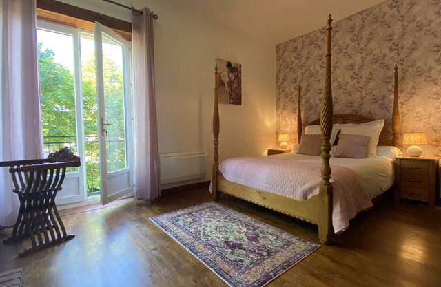 Large 4-star holiday home with swimming pool, onsite bike hire close to Mirepoix