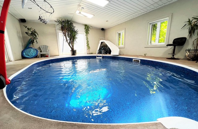 Large 5 Bed Family Home w/Indoor Swimming Pool!