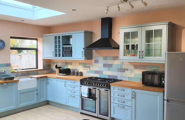 Large 5 Bedroom House Terrace Parking