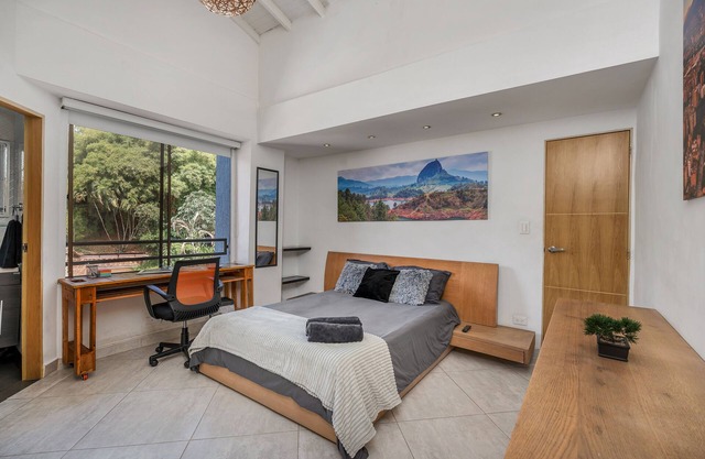 Large 5br 4ba Apt! Great quiet location! Near Park Provenza and Lleras! Fast net