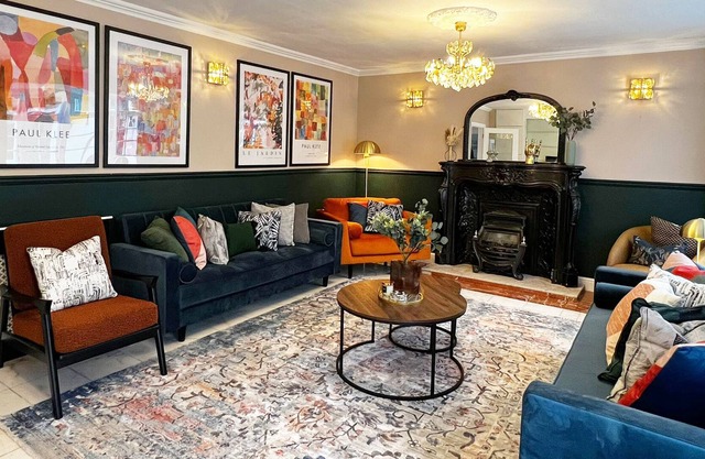 Large 6-Bed | Pool Table & Garden | London Links