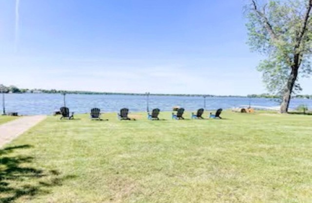 Large 6Bd/3.5Ba Lake-Front Group Retreat